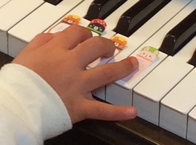 子どもの指の鍛え方を教えます 注意する事はこんな事 ぴぴピアノ教室 子どものピアノ教室
