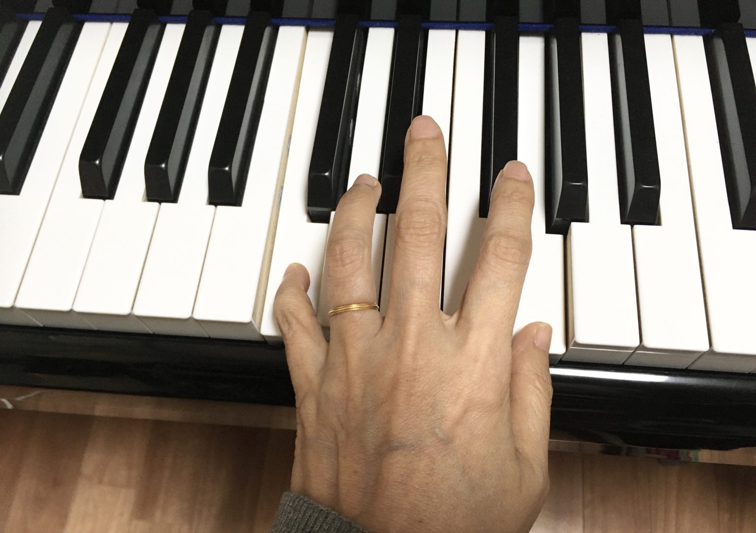押さえにくい和音は、力の向きを考えると比較的押さえやすいです。