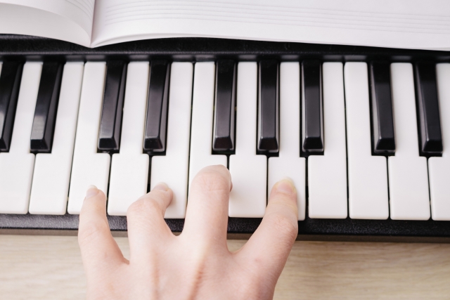 ピアノを弾く指