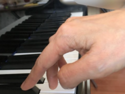 ピアノを弾く時の指の動かし方